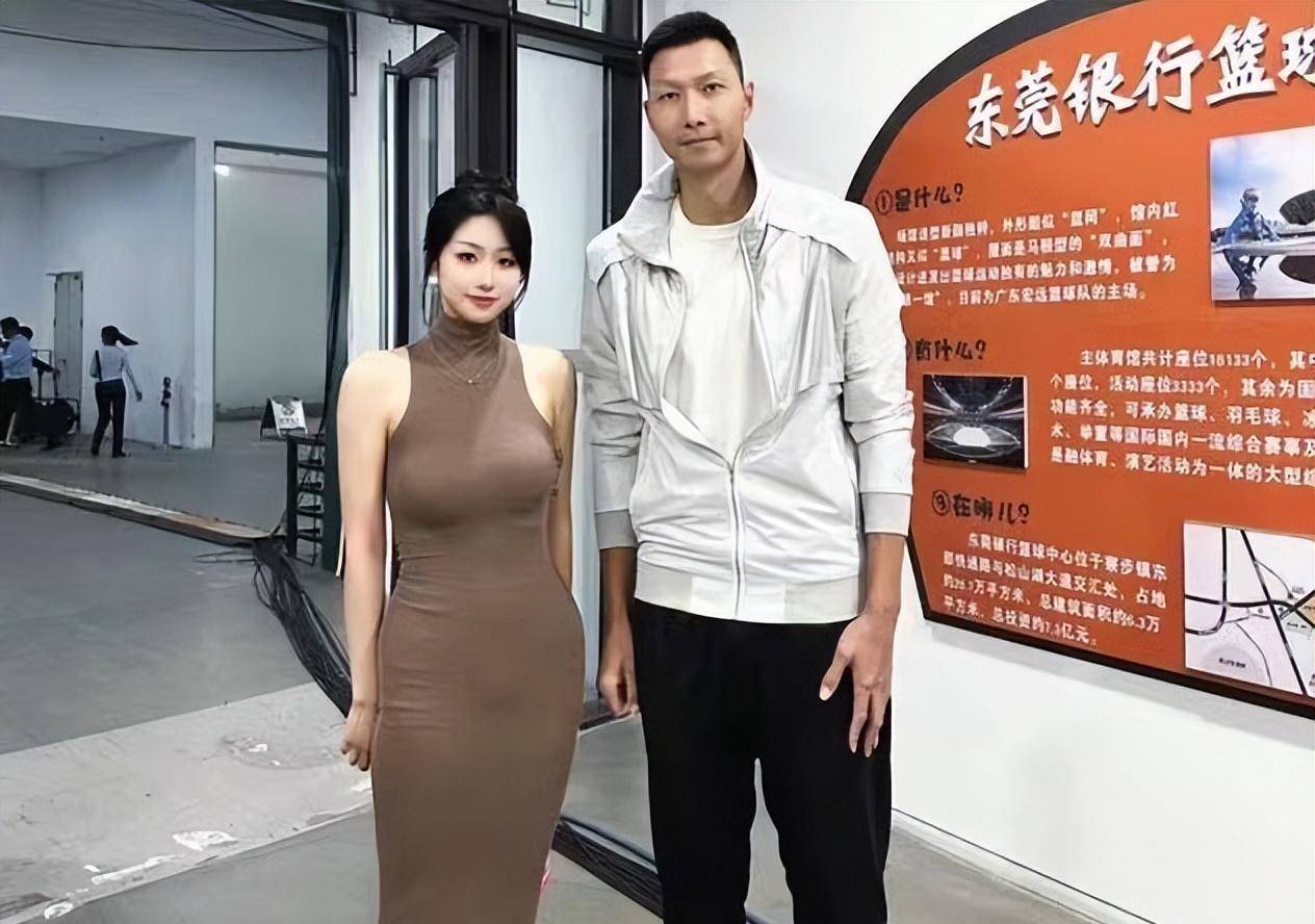 易建联几个老婆图片