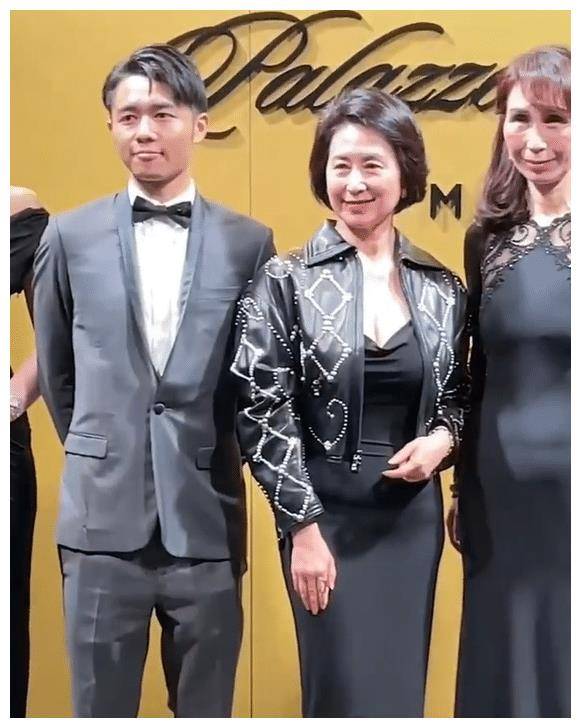 霍震霆霍启山出席澳门活动何家齐聚一堂何超琼何超凤c位好抢眼