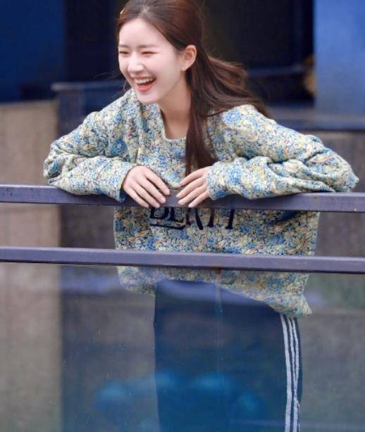 原创赵露思机场扎头发一只手都抓不满看清发量多少真不敢相信