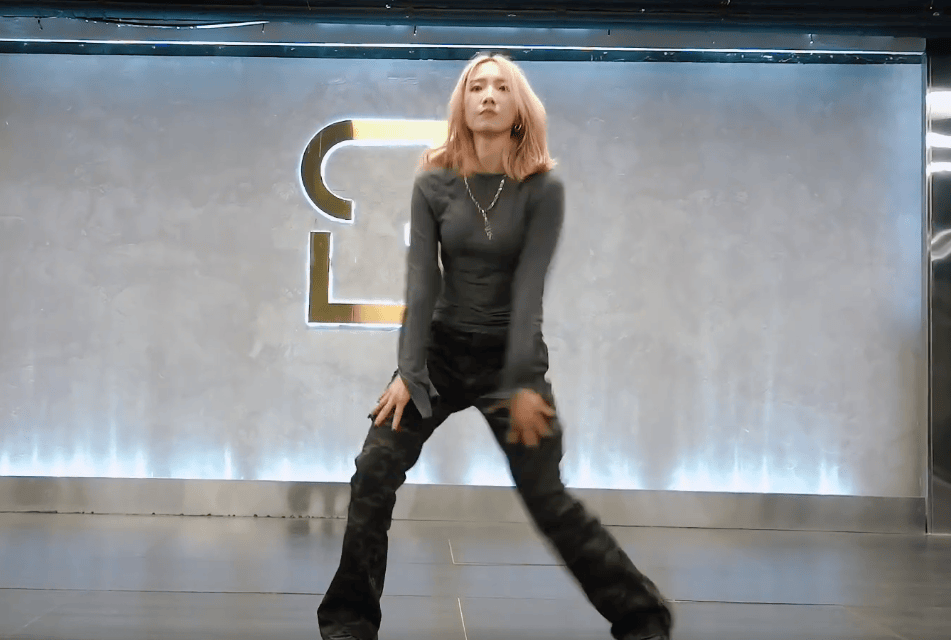 孟美岐模样大变家中穿紧身衣跳热舞开演唱会门票无人买