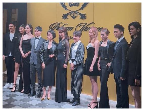 霍震霆霍启山出席澳门活动何家齐聚一堂何超琼何超凤c位好抢眼