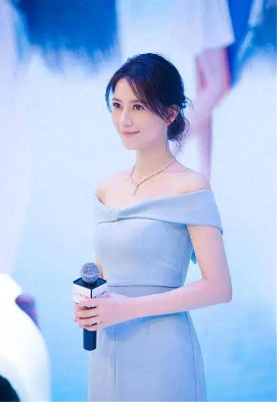 原创美女高圆圆穿抹胸裙44岁如水蜜桃般甜美性感动人