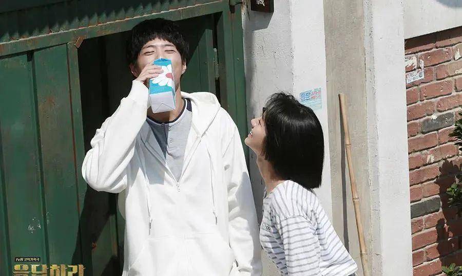 看过这部剧的人大都会感到一种治愈的力量,可能也都会偷偷地用纸巾不