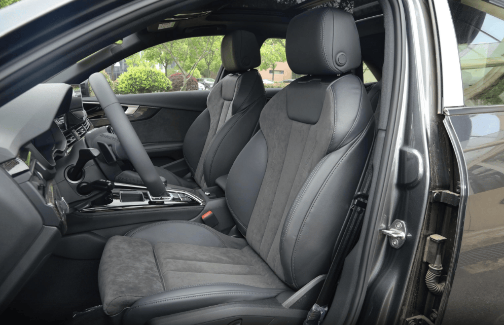 内饰配置:车内延续奥迪经典的t型对称式中控布局,10.