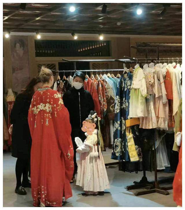 原创沙宝宁陪妻女穿汉服丽白换装惹人惊叹妖猫传美如仙妃