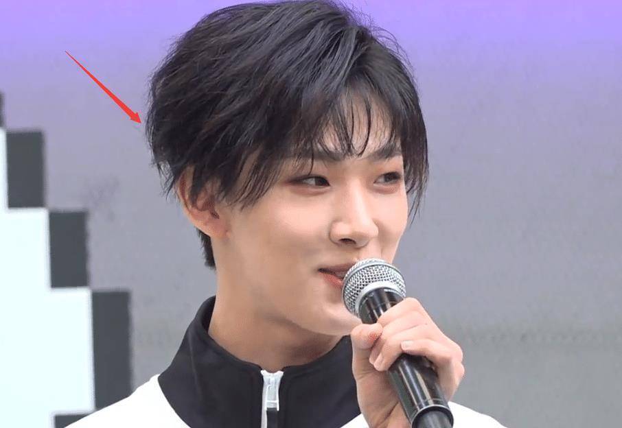 "长发"的胡烨韬为了市场选择剪"短发",毕竟现在很多女生都喜欢男生