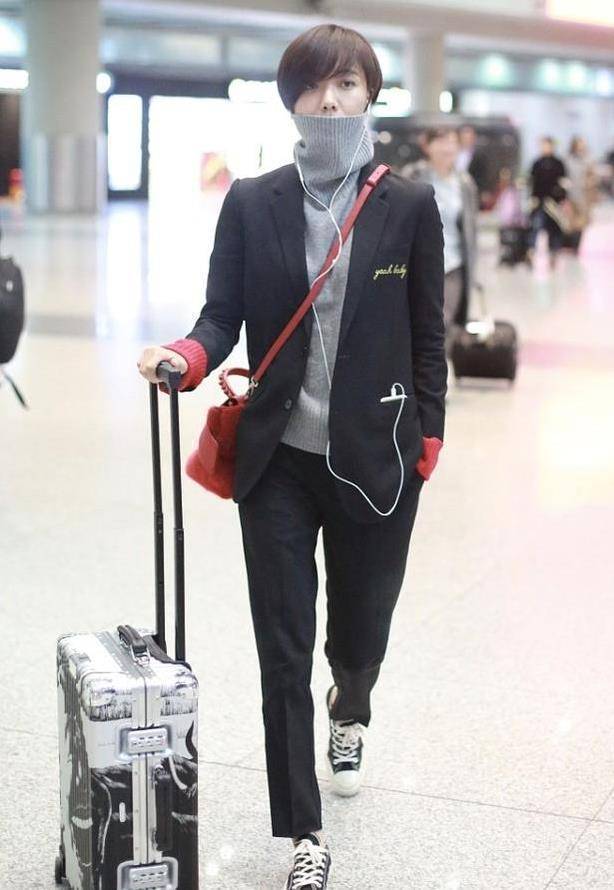 原创王珞丹虽然瘦却不柴穿西装裙秀出好身材一双大长腿看着都心动