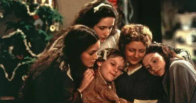 当我们被《小妇人》四姐妹熠熠生辉的形象深深吸引时,常忽视对她们