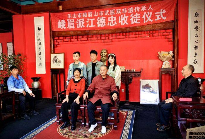 据了解,江德忠出生于医药世家,习武50余年,是峨眉派江氏分筋拨络术暨