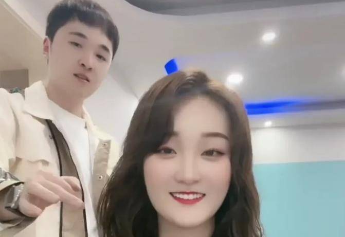 原创寓意从头开始陈亚男跑回曹县娘家做头发男发型师长得还挺帅