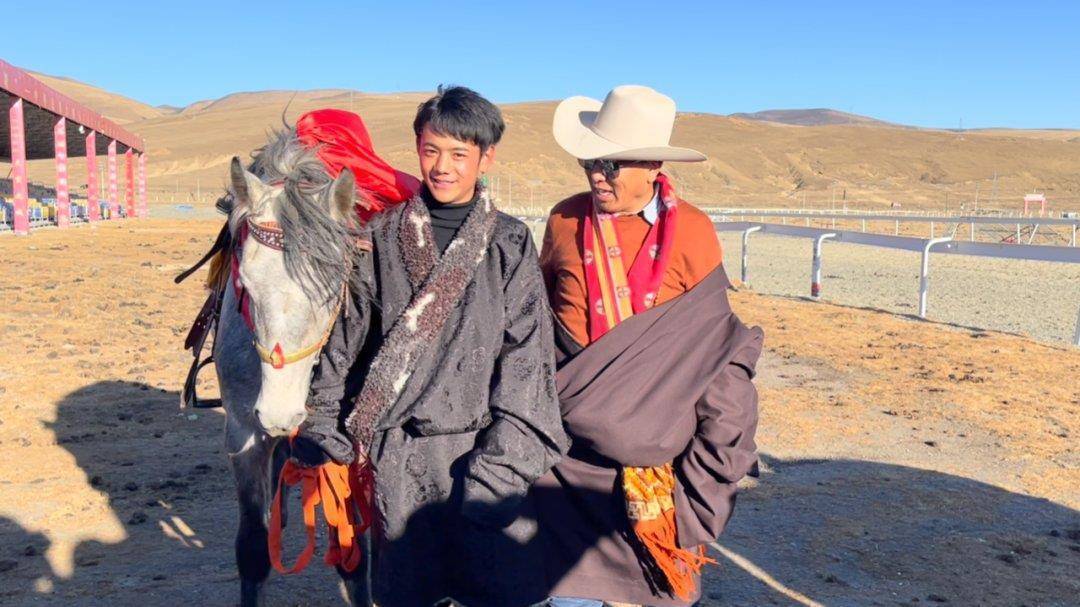 原创三里屯偶遇丁真还以为他纯真不再看到他坐姿端正