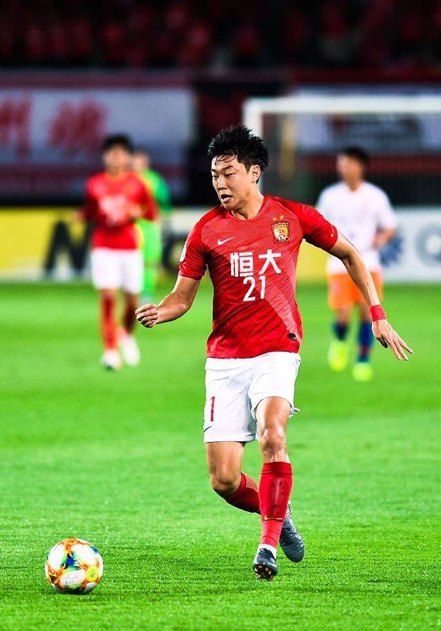 国家队的首发名单如下:门将:颜骏凌/王大雷后防线:刘洋,姜光泰,朱晨杰