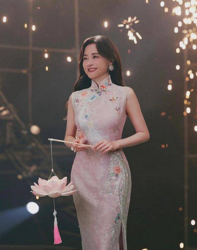 贾玲瘦身后的机场形象引起争议网友称以前的是假玲