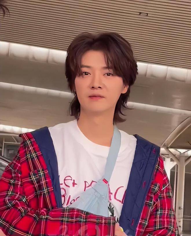 关晓彤,鹿晗越来越有夫妻相,最新露面双双浮肿,被吐槽