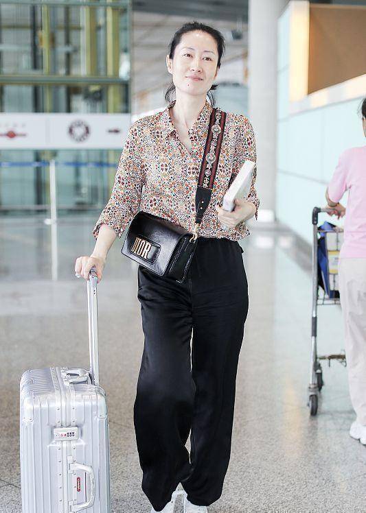 原创刘敏涛私下挺会过的一身随性装扮还素颜舒服自在真不在乎形象