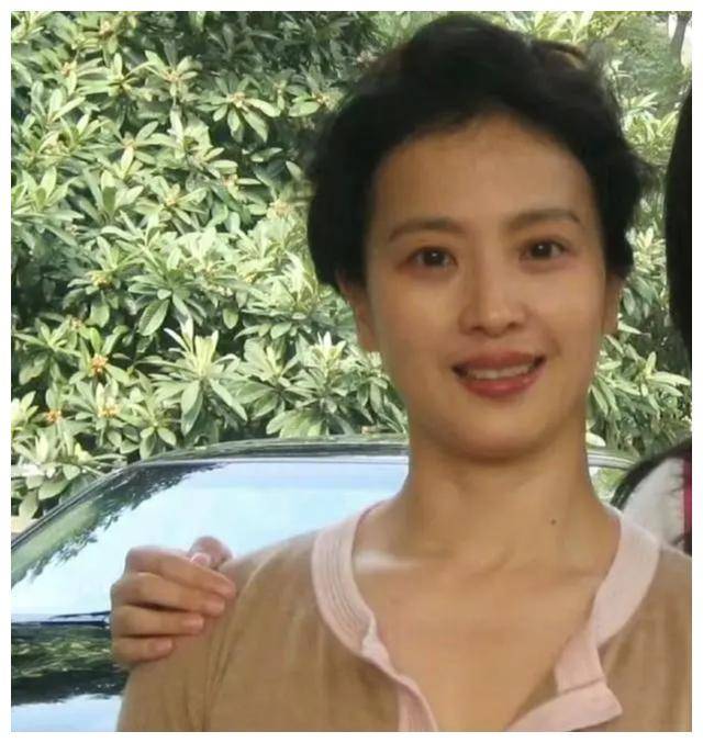 刘亦菲表姐与表妹甜蜜合照展现家族漂亮基因你也能看出吗