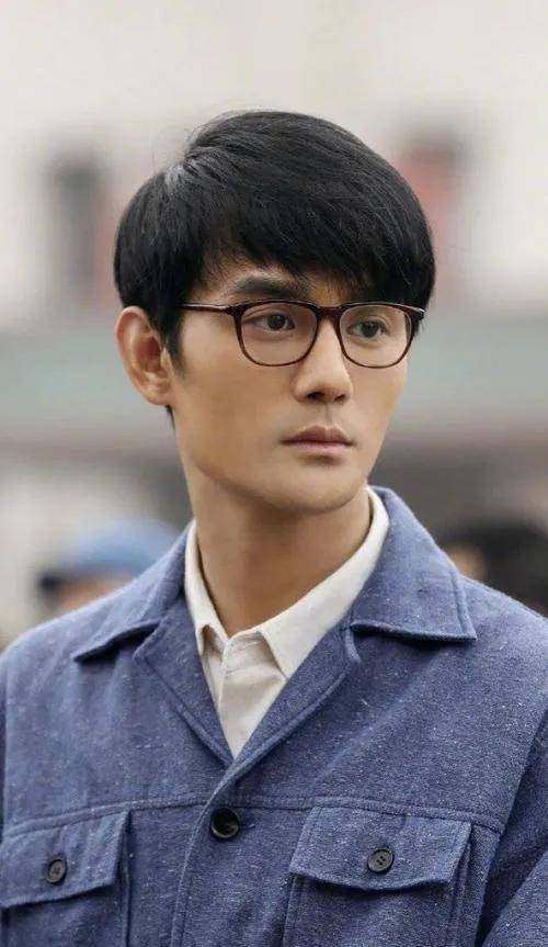 原创王凯新造型惹争议频频撞脸流量小生40岁真实面容显苍老