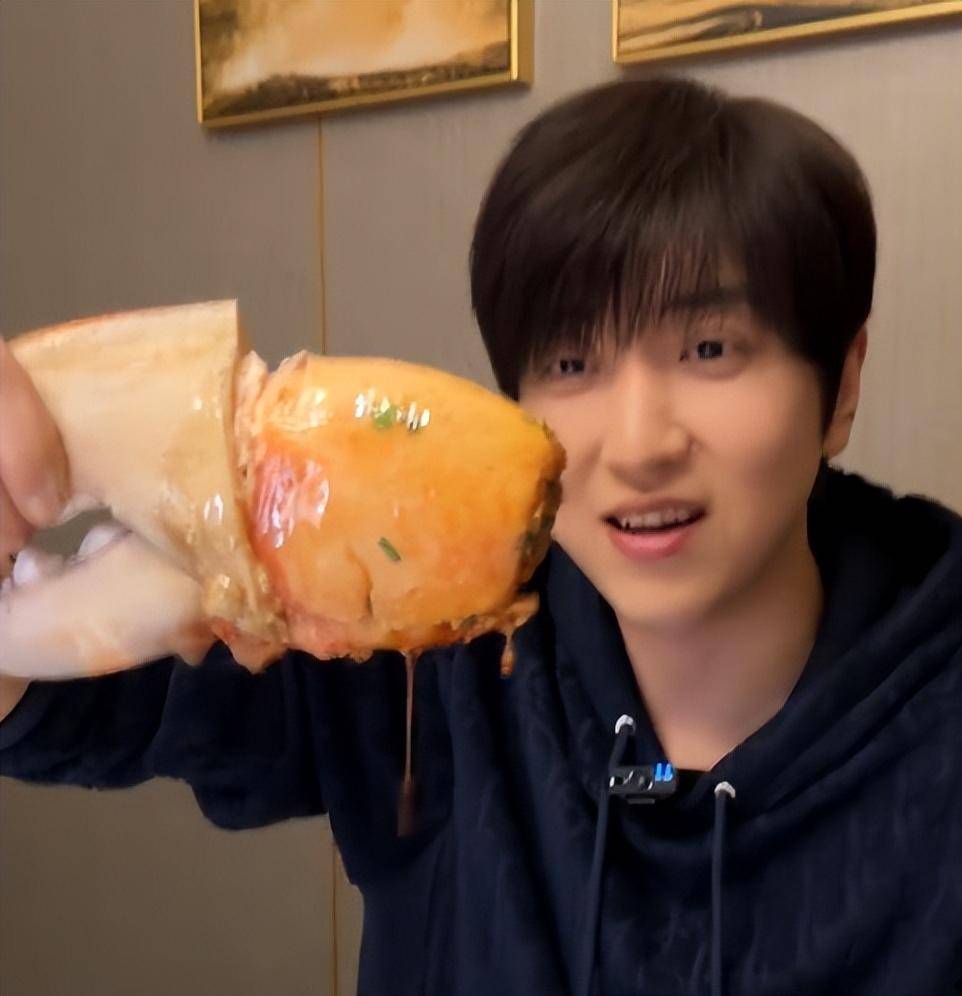 谢霆锋为网红白冰做饭,被吐槽难吃仍面带微笑,曝背后原因_明星_电视剧