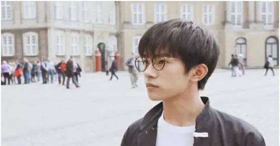 原创千玺牛仔衣显古着气质声音互动真人秀爆照片可爱少年感凸显