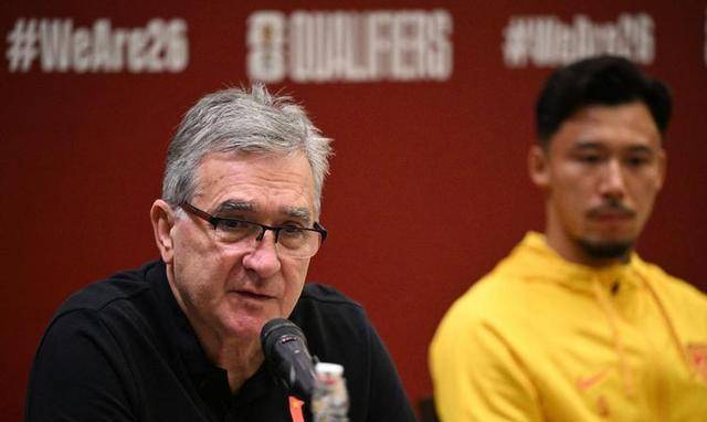 国足主帅坚持菱形中场单后腰战术信心胜新泰关键比赛