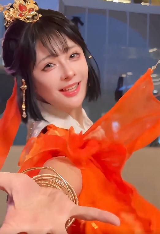 离谱女coser穿汉服和苹果ceo库克合影一夜涨粉了30万