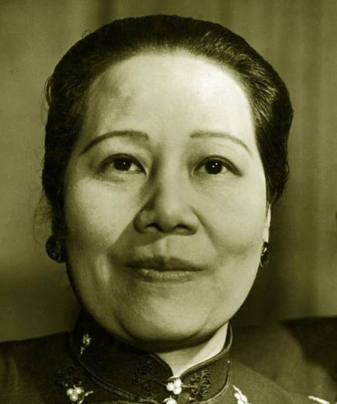 清朝尚存时,温秉忠曾多次访美,不仅带着宋耀如的大女儿宋蔼龄和二女儿