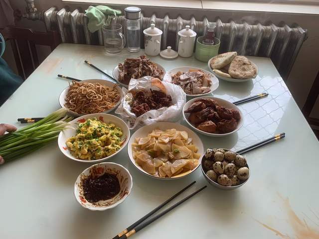 山东女子回娘家,亲哥哥招待一桌菜,朋友圈火了,网友:缺嫂子吗