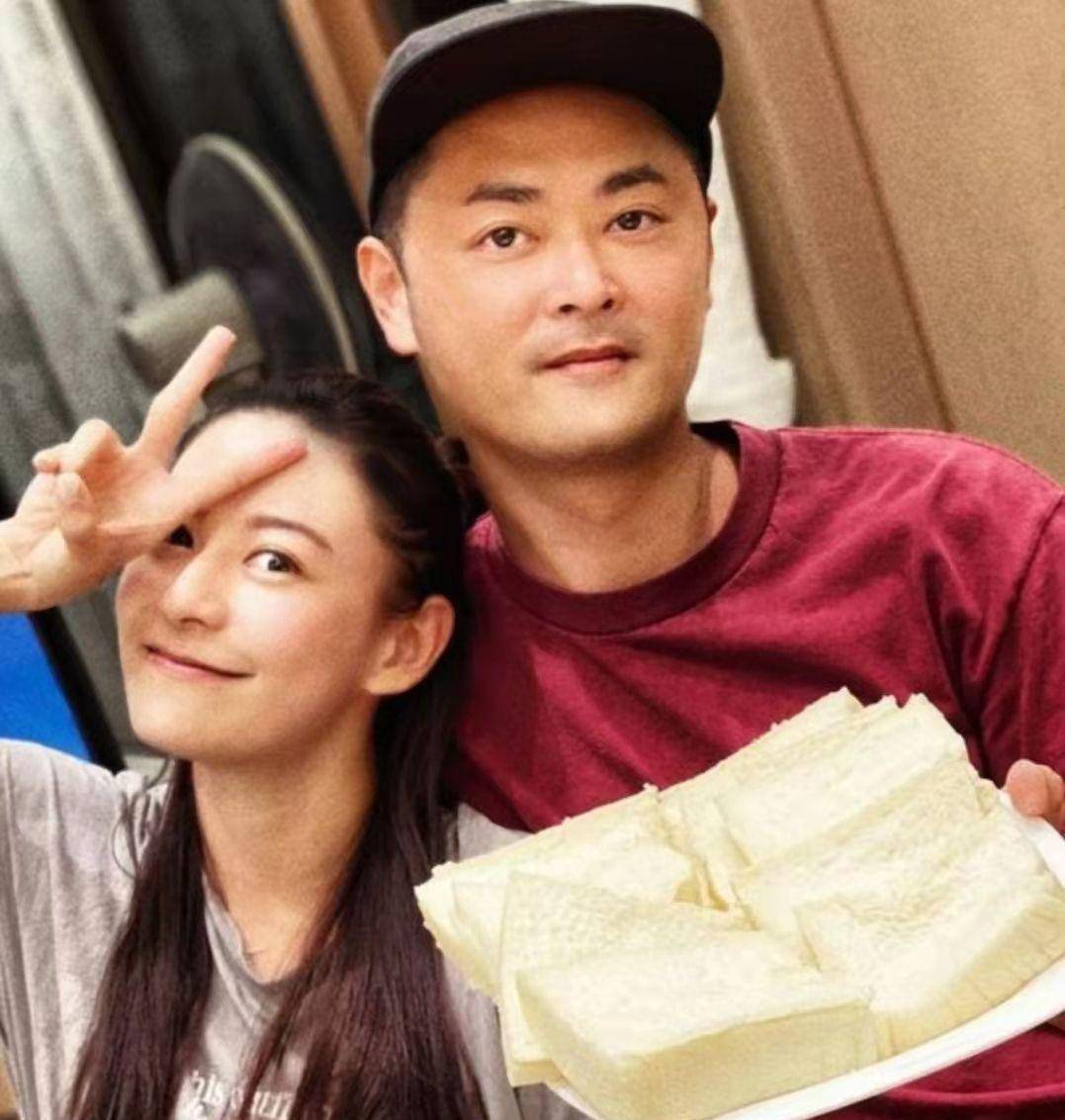 原创江若琳晒出和爱人的亲密照曾是曹云金前女友离开他后越过越好