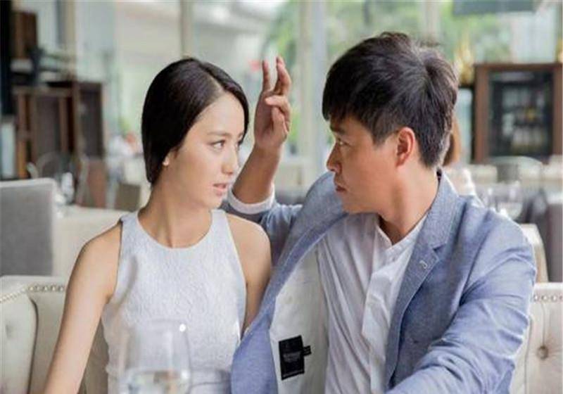 佟丽娅带儿子探班陈思诚,一家三口其乐融融,画面十分温馨.