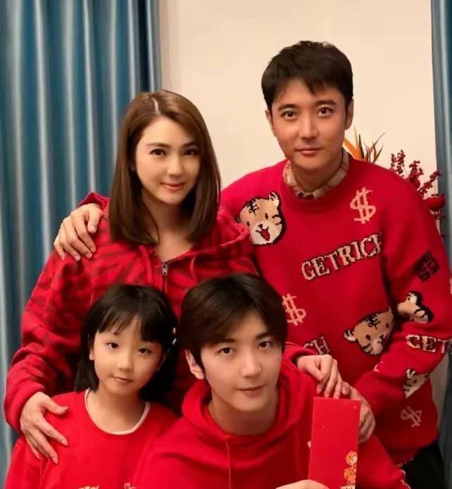 原创洪欣惠州接商演令人心疼连衣裙过紧惹争议被网友吐槽像大妈