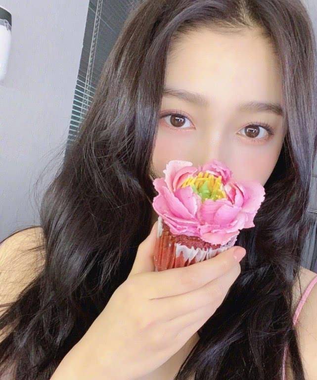 原创关晓彤太拼了为漂亮趴地上做高难度动作不料却被肩膀堆在一起的肉