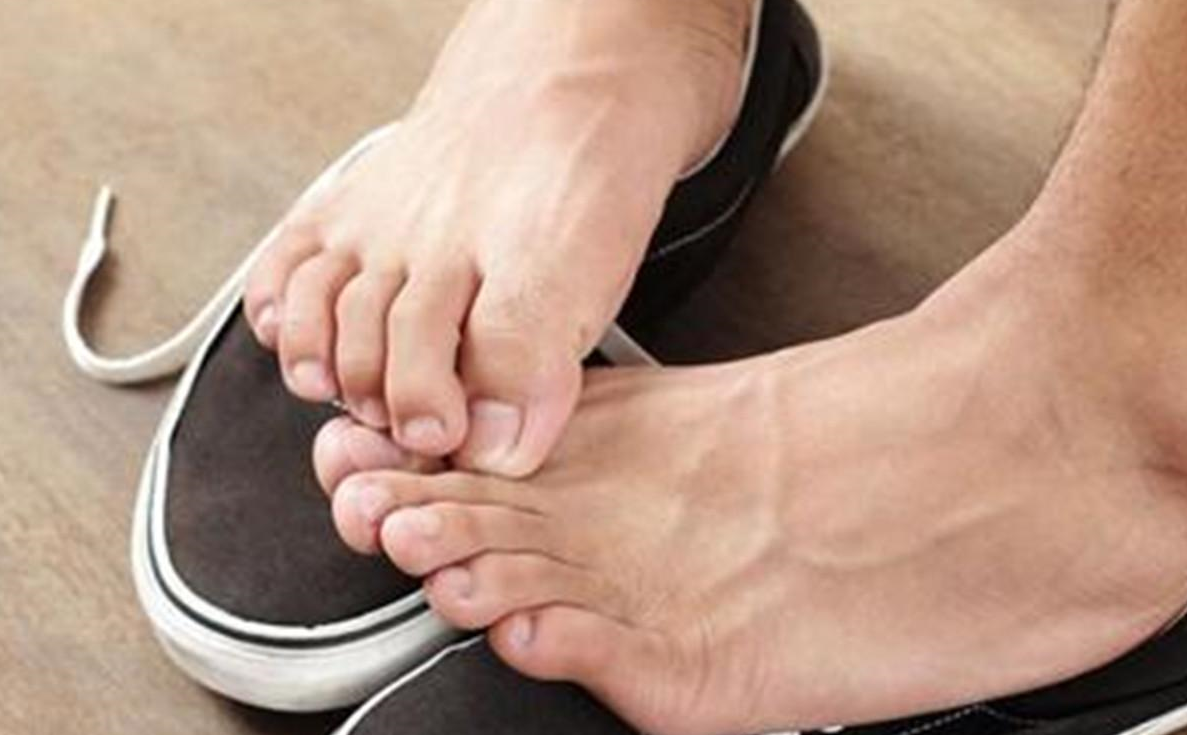 4招教你摆脱臭脚困扰_鞋子_治疗_包括