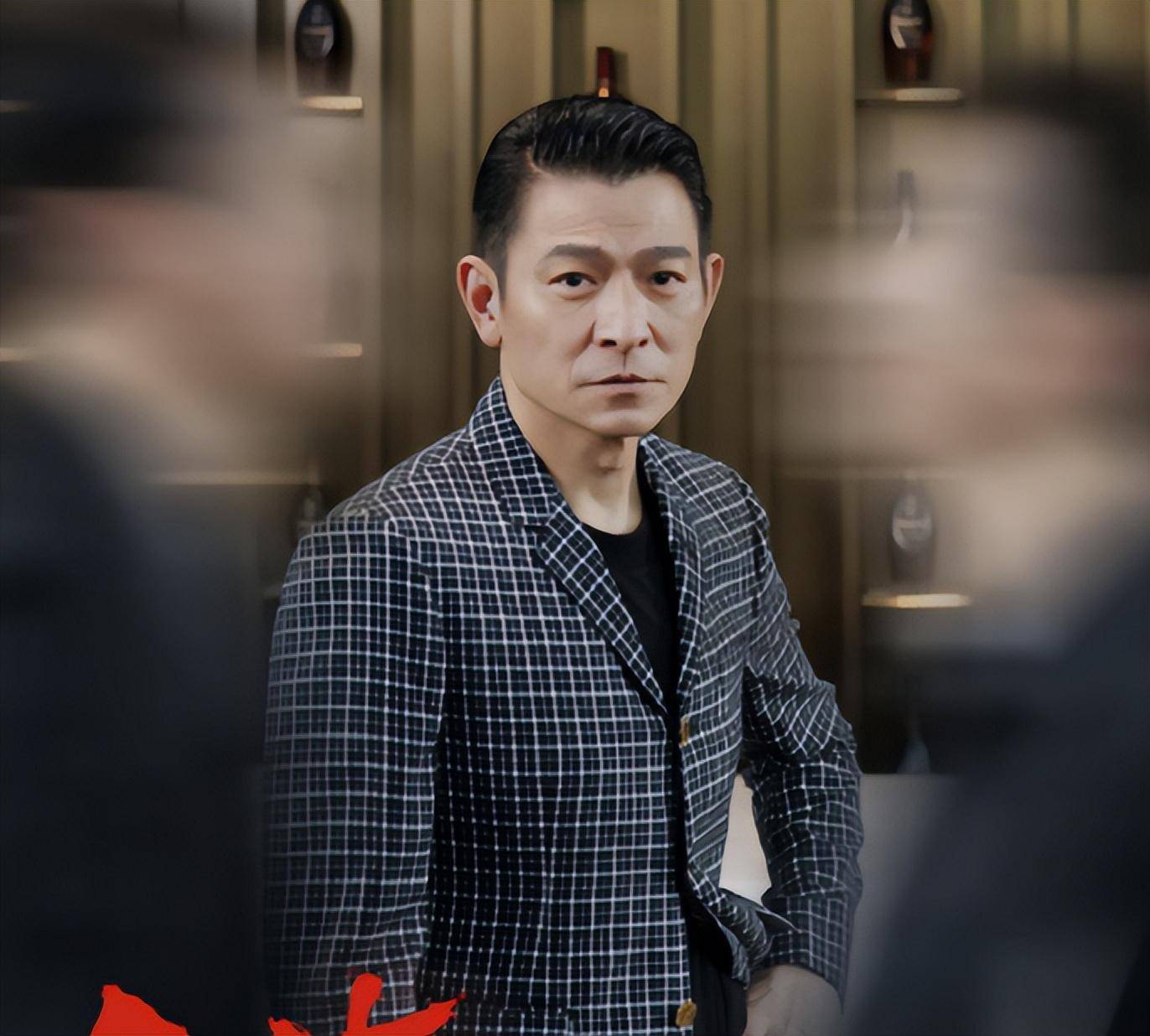 比如在2021年,老去的刘德华还出演了《人潮汹涌》.