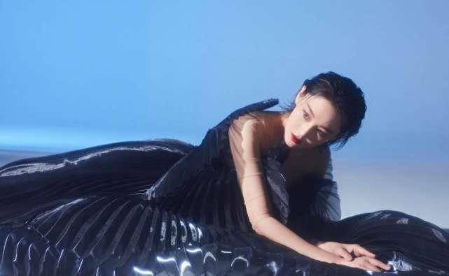 原创张馨予晒墨色人鱼写真湿发背头高贵冷艳蚂蚁腰天鹅颈惹人羡