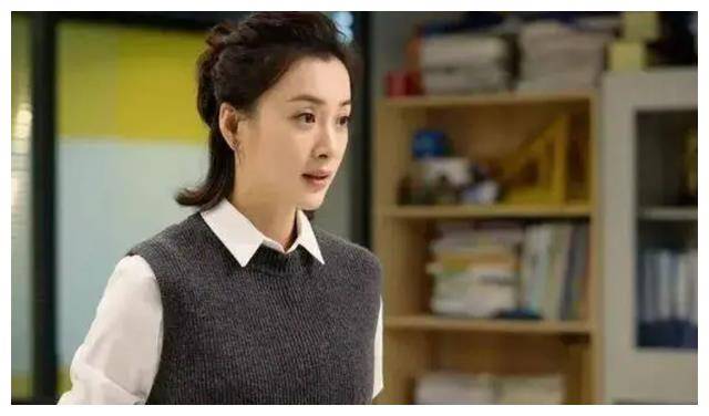 14岁"上"春晚,改名4次未红?男友9亿娶李小冉,她的无奈.