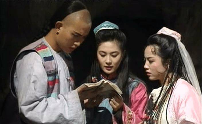 小时候觉得非常好看,而且特别喜欢霍青桐与香香公主剧中唯美飘逸的