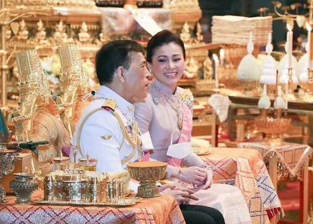 原创泰国王后苏提达和国王丈夫同框穿粉裙看着挺嫩自带高贵气场