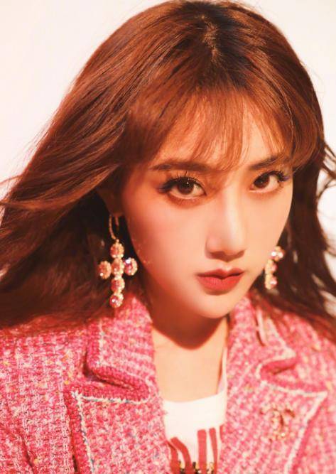 李艺彤宅家搞创作,客厅就能拍大片,结果意外的有些好看,粉美又高级