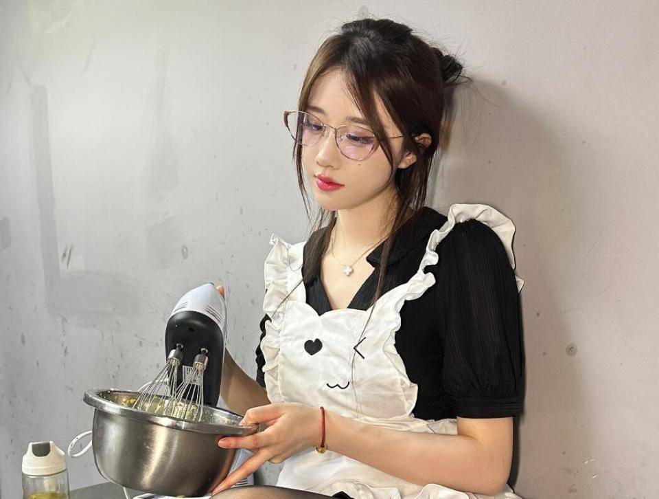 原创轩子成功转型每天直播讲解两性问题热度比跳舞擦边还高