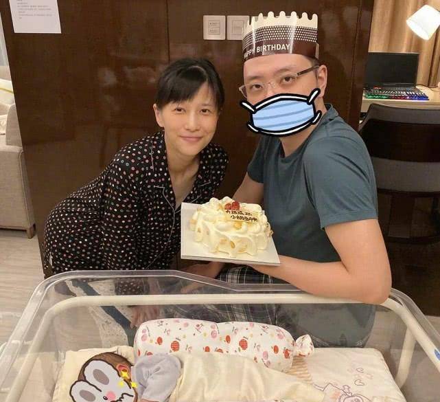 原创焦俊艳终于对自己爸爸下手自备工具剪发被赞看到后脑勺还是自求