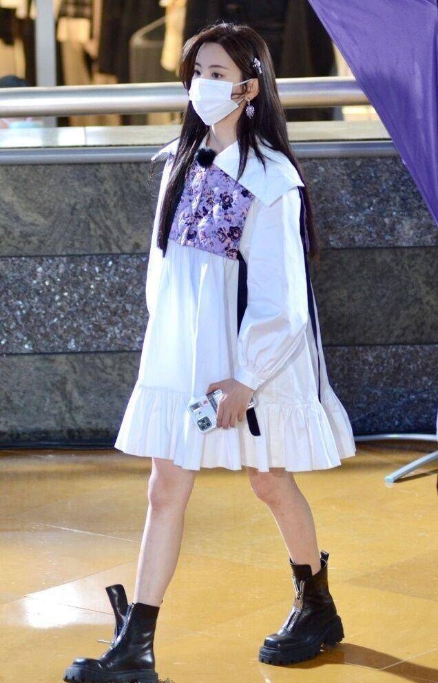 原创杨超越的腿细得太雷人看到她的膝盖后我自闭了