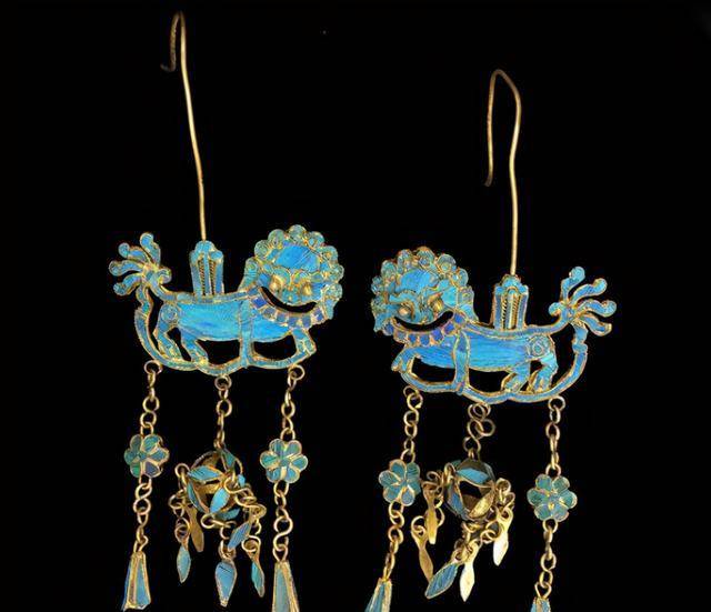 为了规范女性行为举止,开始出现女性裹小脚,佩戴耳饰的行为,使耳饰在