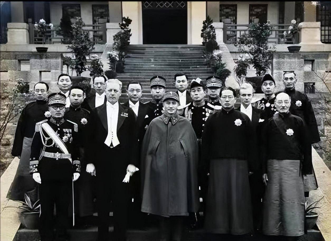 原创1947年宋子文前脚收到两幅字帖后脚被张伯驹揭短这是在受贿