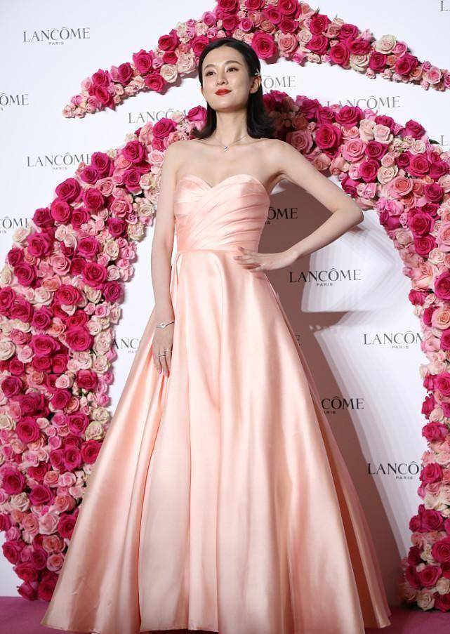 乔欣的娃娃脸真吃香,复古发型也不显老,一袭缎面长裙好端庄