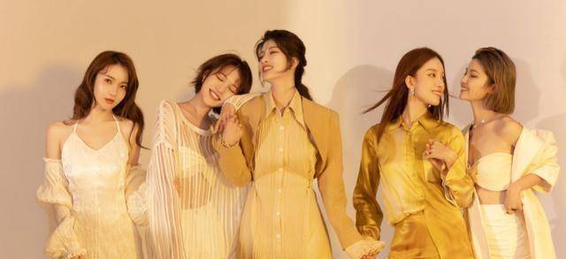 两种不同风格的他们,站在了"深圳时装周"的幕布下,留下了最美的笑容.