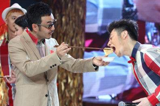 原创密子君去汪涵火锅店点了15盘牛肉结账时饲养员惊得手发抖