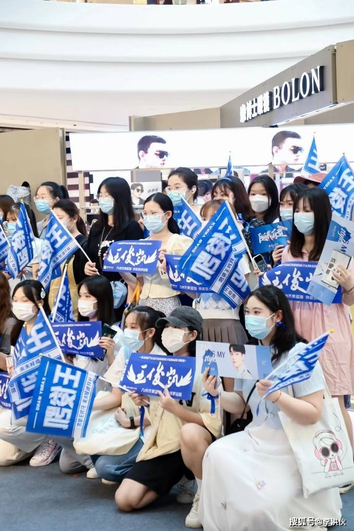 原创王俊凯新店开业粉丝凌晨熬夜排长队捧场网友这奶茶一定要喝吗