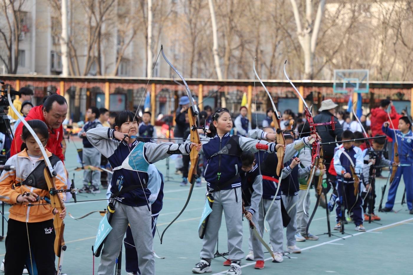 搭箭开弓瞄准脱弦北京丰台举办首届青少年射箭比赛