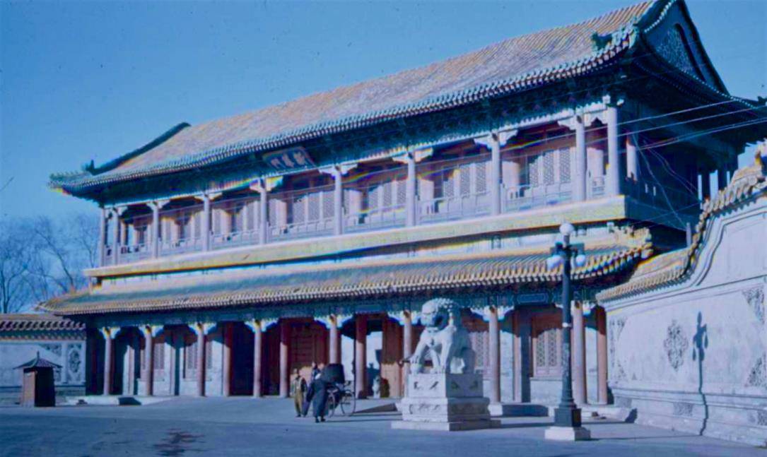 【新华门(旧称宝月楼)】宝月楼始建于乾隆年间,据说是乾隆为讨得香妃