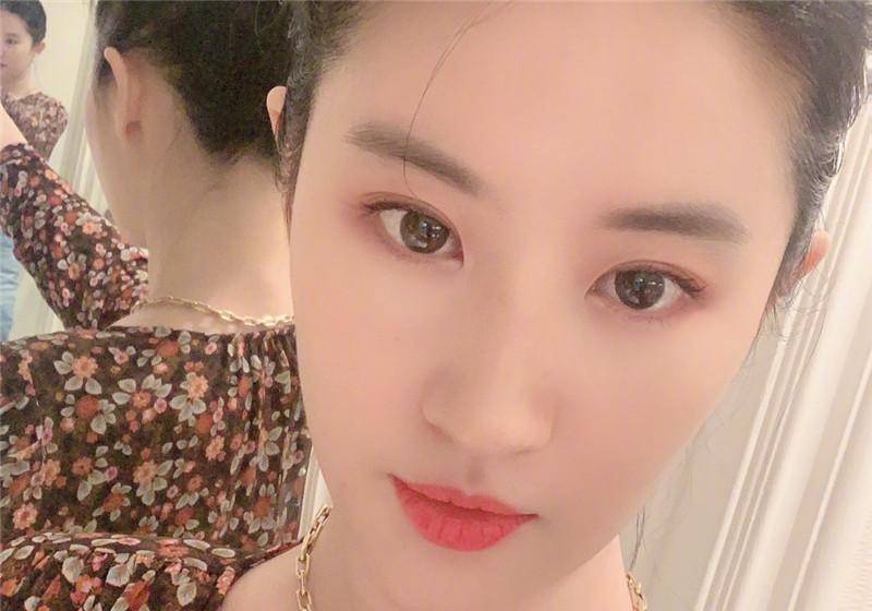 原创刘亦菲晒自拍特意把衣服打上马赛克大眼睛高鼻梁引人注意